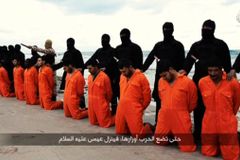 Ex-muçulmano faz batismos no local onde 21 cristãos foram decapitados pelo EI