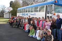 Igrejas transformam ônibus escolar em ‘sala de aula’ para escola bíblica nos EUA