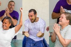 Mais de 450 presos são batizados nas águas, nos Estados Unidos