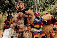 Animistas tribais mascarados invadem culto e espancam pastor e fiéis na Nigéria