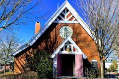 Igreja usa templo para abrigar 50 imigrantes sem-tetos: "Nossa missão é ajudar"