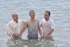 Cristãos são atacados com pedras durante batismo na China