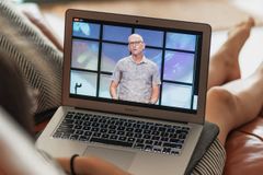 Pós-pandemia: cresce o número de cristãos que substituem igreja por busca 'em casa'