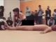 Criança é estimulada a tocar homem nu em exposição do Museu de Arte Moderna