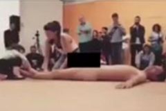 Criança é estimulada a tocar homem nu em exposição do Museu de Arte Moderna