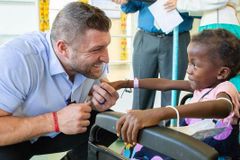 Atleta cristão leiloa troféu por US$ 1 milhão para doar a crianças carentes