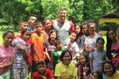 Ex-astro da NFL descobriu seu chamado nas selvas das Filipinas: "Deus abriu meus olhos"