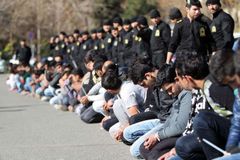 Mais de 100 cristãos são presos em uma semana no Irã