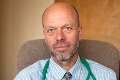 Médico pode perder emprego por falar sobre Deus aos pacientes
