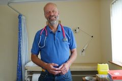 Médico cristão é inocentado 6 meses após ser denunciado por orar pelos pacientes