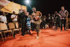 Vídeo: Paralítico é curado e corre de alegria em cruzada evangelística na Zâmbia