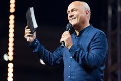 "Não é a isca que constitui o pecado, é a mordida", diz pastor Greg Laurie sobre tentação