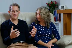 Pais na Inglaterra vencem batalha judicial depois de serem acusados de "transfóbicos"