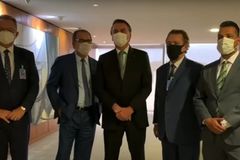 Ao lado de Bolsonaro, pastores convocam jejum e oração pelo país