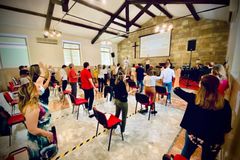 Igrejas reabrem templos para cultos em toda a Europa