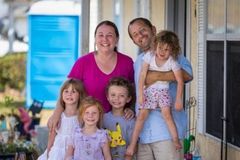 Família sobrevive a furacão e tem sua casa protegida, após orar durante a catástrofe