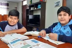 Menino faz estudos bíblicos com os amigos e eles se batizam