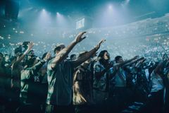 12.000 jovens estudantes se reúnem para louvar a Jesus em estádio dos EUA