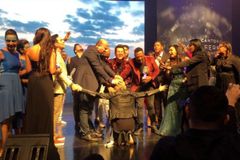 Ludmila Ferber recebe oração com imposição de mãos e profecia de cura em SP | Notícias Gospel