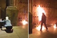 Ativistas pró-aborto tentam incendiar igreja na Colômbia