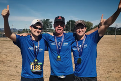 Com 2% de chances de voltar a andar, homem corre maratona com seu médico: "Milagre"