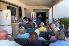 Gratos por estarem vivos, cristãos fazem culto em Fort Myers após furacão Ian