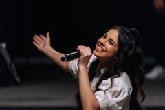 Amanda Loyola canta "O Que Eu Sempre Procurei"