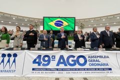 AD Belém recebe Bolsonaro e fiel entrega profecia ao presidente