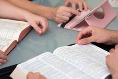 Governo proíbe casal de fazer cultos e estudos bíblicos dentro da própria casa, nos EUA | Notícias Gospel