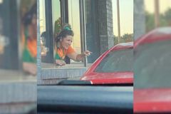 Atendente do Starbucks ora por cliente e inspira: "Ousadia na fé"