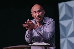 O mundo está olhando para o cristianismo evangélico como uma piada, diz Francis Chan