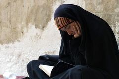 Muçulmana se converte e evangeliza toda sua família: "Jesus começou Sua obra em mim"