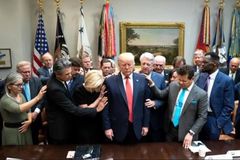 Pastores dizem que economia está prejudicando suas igrejas, em enquete