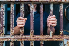 Cristã chinesa é presa por orar pela mãe doente em culto doméstico