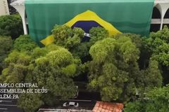 PT pede multa à igreja por usar bandeira do Brasil no templo