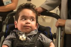 Bebê que teria 30 minutos de vida tem alta pela primeira vez, aos três anos: "Milagre"