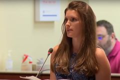 Professora pede demissão de escola após nova política LGBT e testemunha em defesa de sua fé