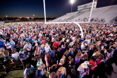 Jovens atletas lotam estádios nos EUA para pregar o amor de Jesus