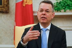 "Eu sobrevivi porque passei horas em oração", diz pastor libertado da Turquia