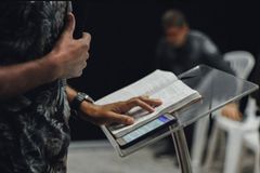 Imigrantes cristãos da América do Sul, Ásia e África impulsionam evangelismo na Europa