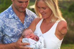 Surfista cristã Bethany Hamilton publica a primeira foto com o filho Tobias: "Abençoados"