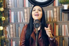 Cantora critica Leonardo Gonçalves por apoio à esquerda