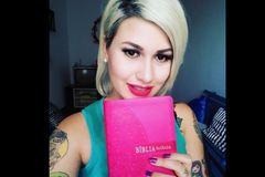 Ex-feminista fala sobre 'regras' impostas pelo movimento: "Não pode ser cristã"