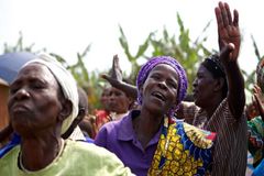 Após ganhar Bíblias no próprio idioma "tembo", tribo africana comemora conquista | Notícias Gospel