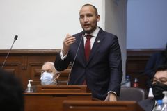 "Crime de ódio": deputado é acusado ao defender mulher biológica