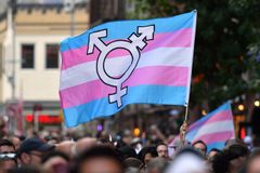 Grã-Bretanha pode proibir tratamentos para mudança de sexo em crianças