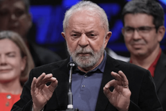 Livrado pelo STF, Lula volta a cena do crime