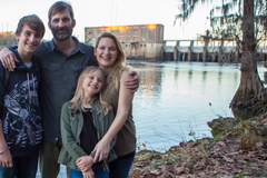 Família é salva em barco sugado por represa após mãe orar: "Jesus, ande sobre as águas"