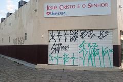 Igrejas da Universal são vandalizadas por militantes da esquerda