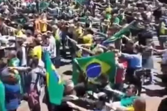 Felipe Neto chama manifestantes de “nazistas” por juramento a bandeira